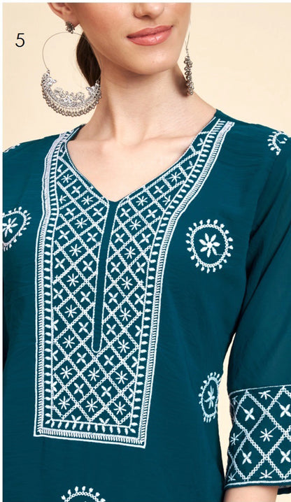 Women Georgette Embroidered Straight Kurta